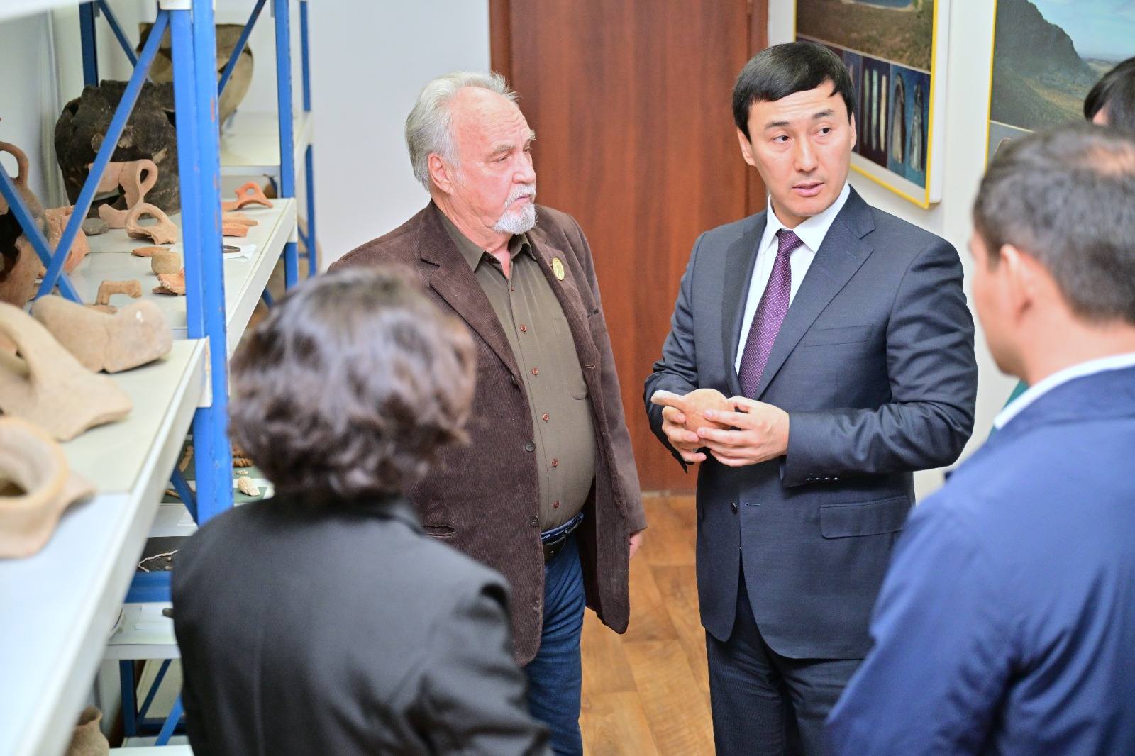 УНИВЕРСИТЕТ РЕКТОРЫ АРХЕОЛОГИЯ ОРТАЛЫҒЫНЫҢ ЖҰМЫСЫМЕН ТАНЫСТЫ