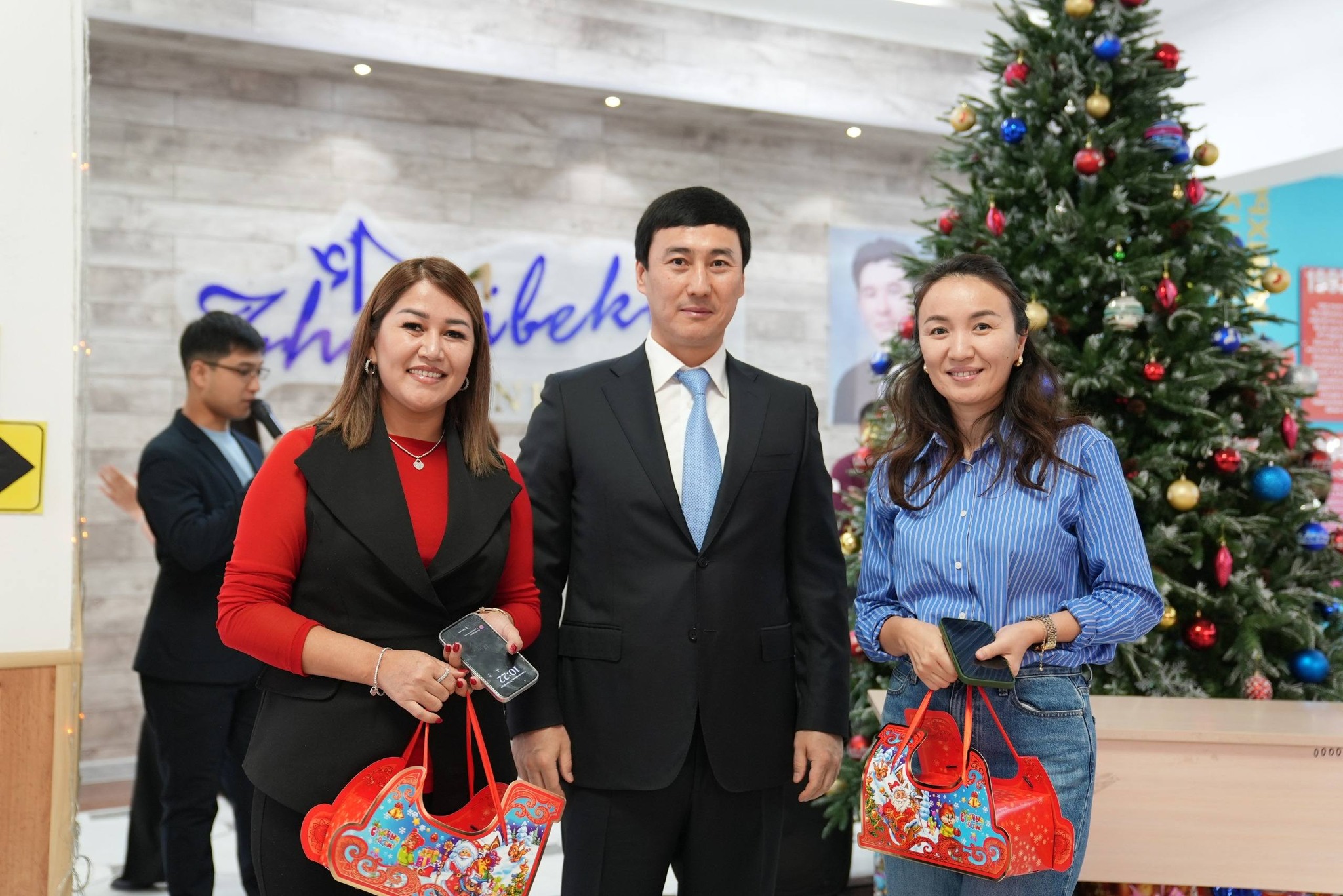 КӨПБАЛАЛЫ ҚЫЗМЕТКЕРЛЕРДІ ЖАҢА ЖЫЛМЕН ҚҰТТЫҚТАДЫ