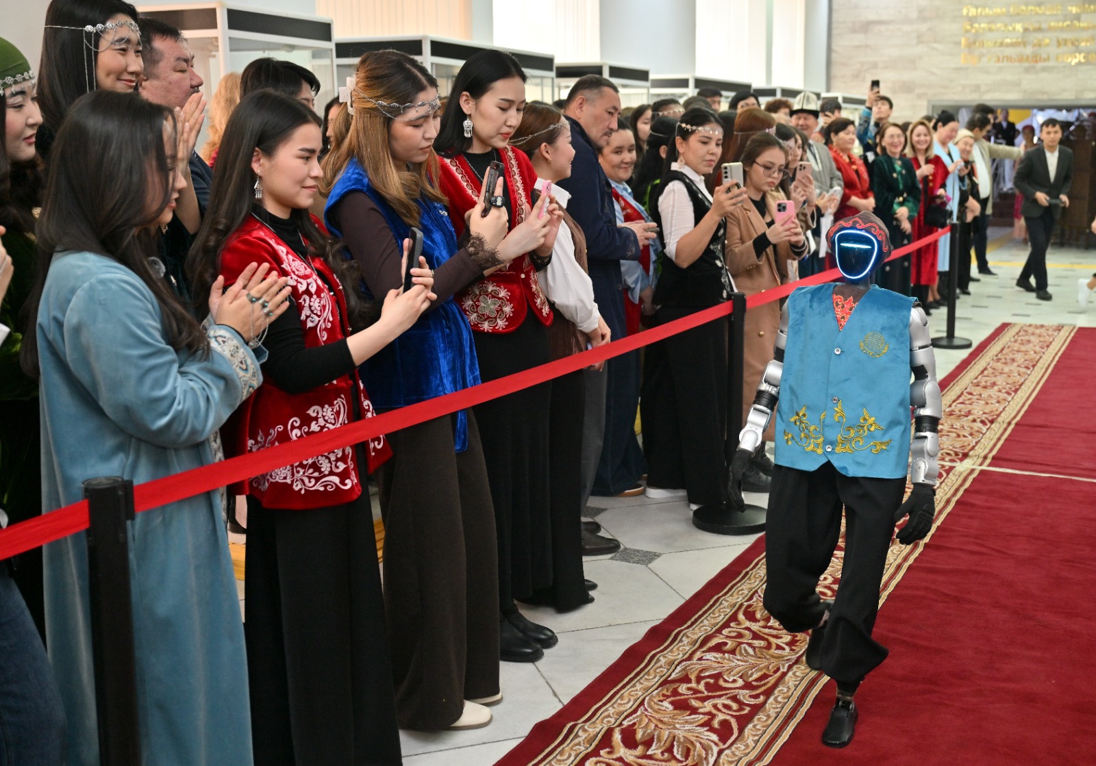 G1 ГУМАНОИД РОБОТЫ ҰЛТТЫҚ КИІМ КҮНІМЕН ҚҰТТЫҚТАДЫ