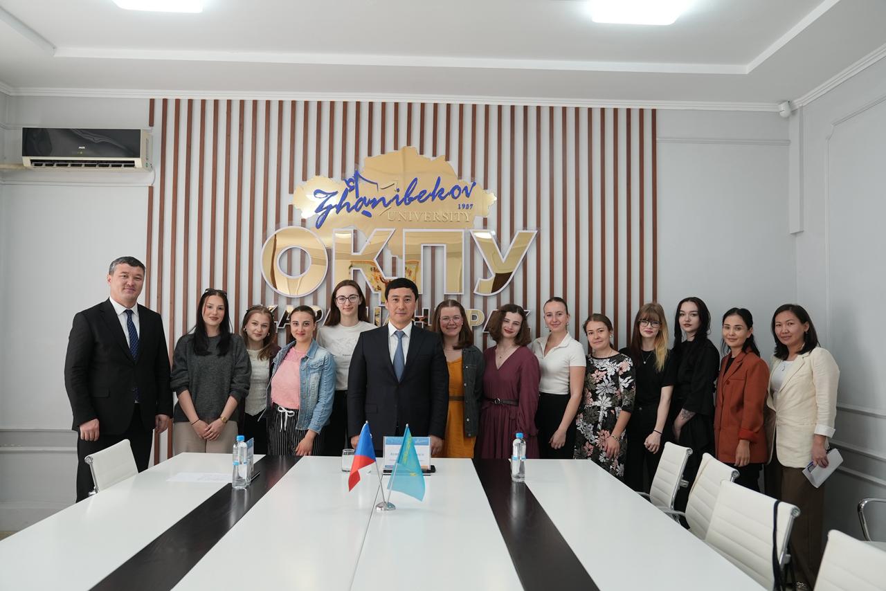 АКАДЕМИЯЛЫҚ ҰТҚЫРЛЫҚ БАҒДАРЛАМАСЫМЕН КЕЛГЕН ЧЕХИЯЛЫҚ СТУДЕНТТЕРДІ ҚАБЫЛДАДЫ