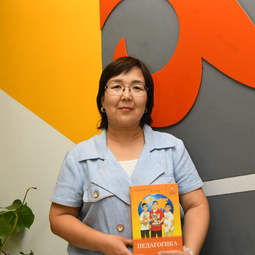 Лесбиянка күшпен қыздың аузына мысығымен отырды